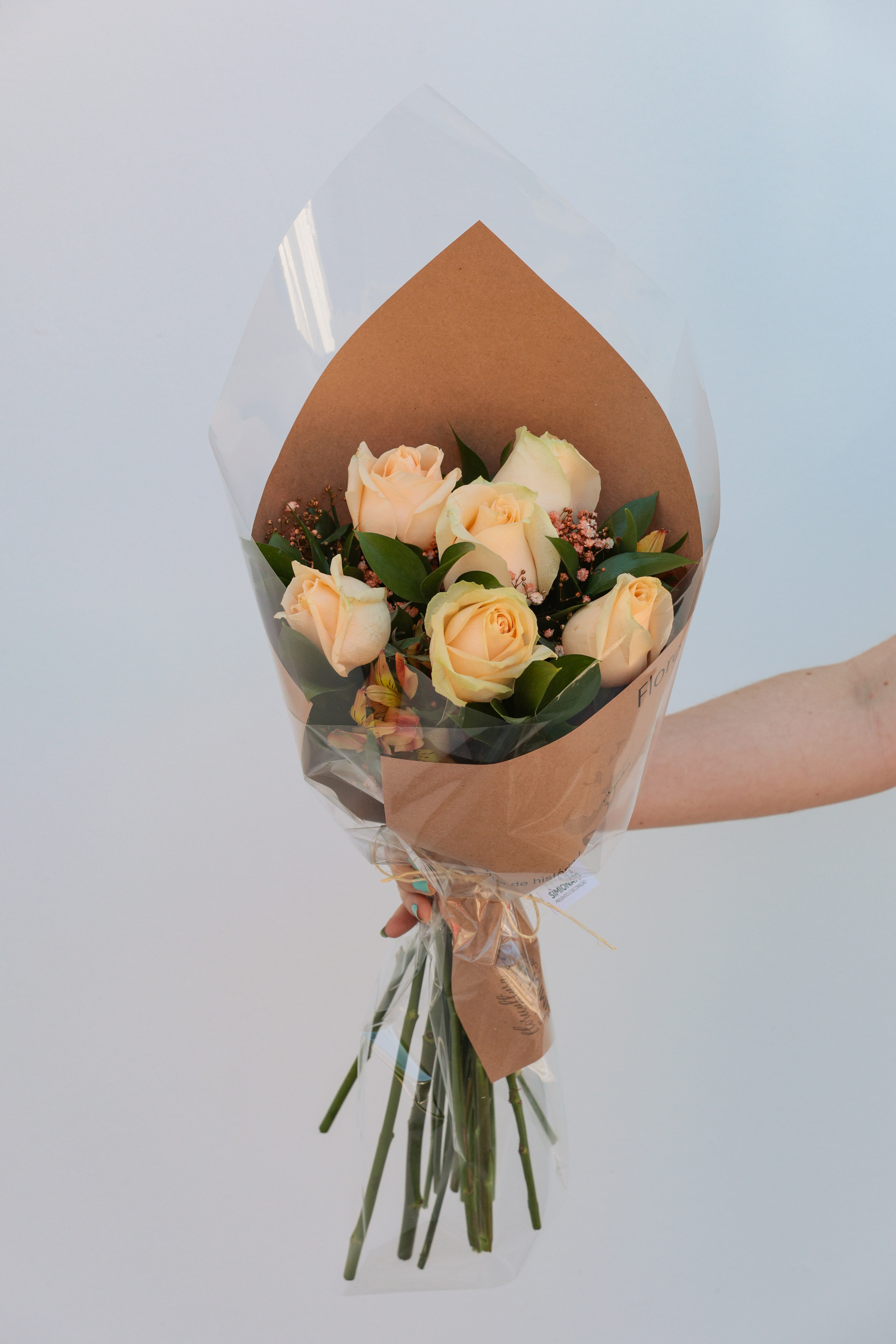 Buqu� com 6 Rosas Nacionais � Champanhe