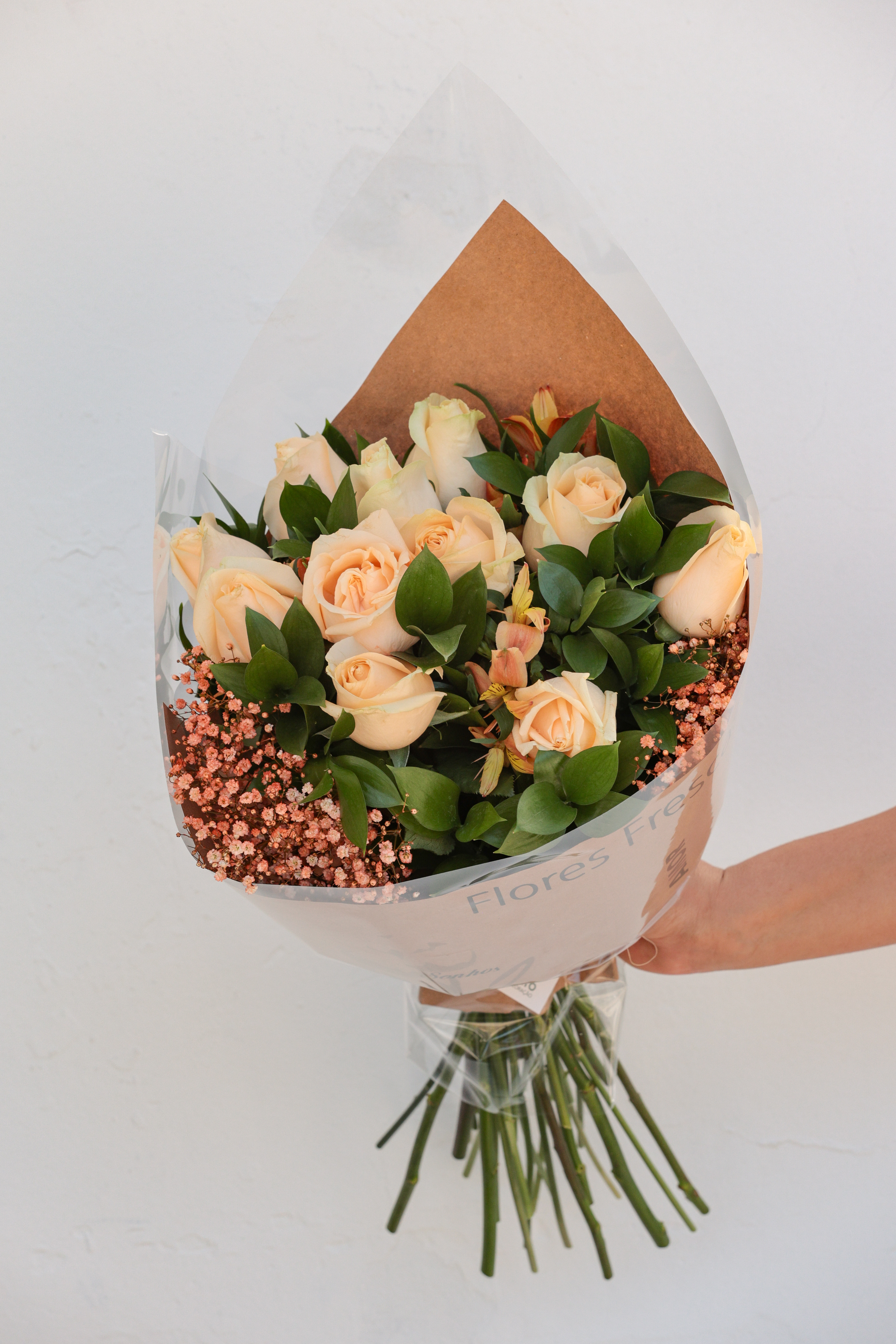 Buqu� com 12 Rosas Nacionais � Champanhe