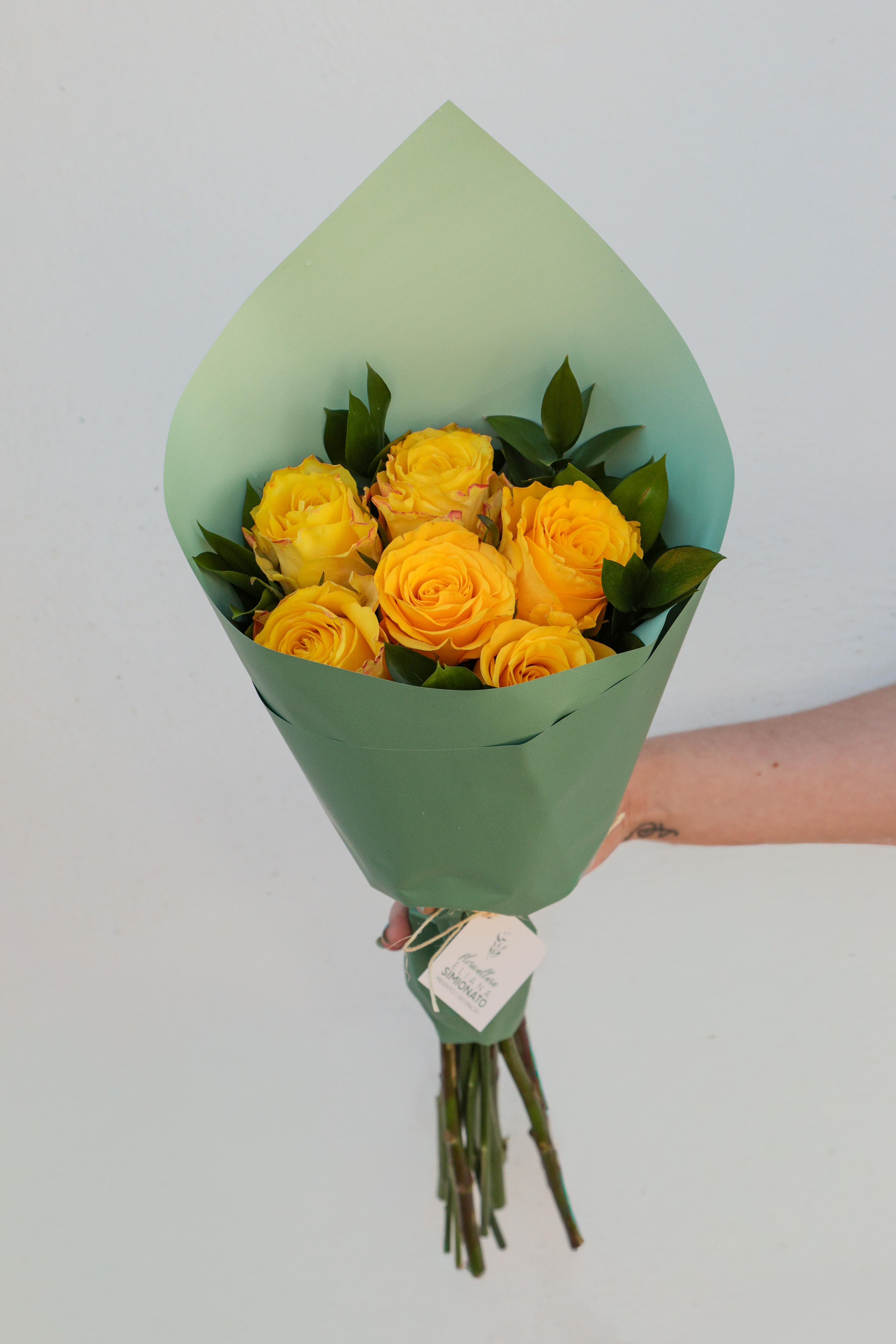 Buqu� com 6 Rosas Amarelas � Linha Clean