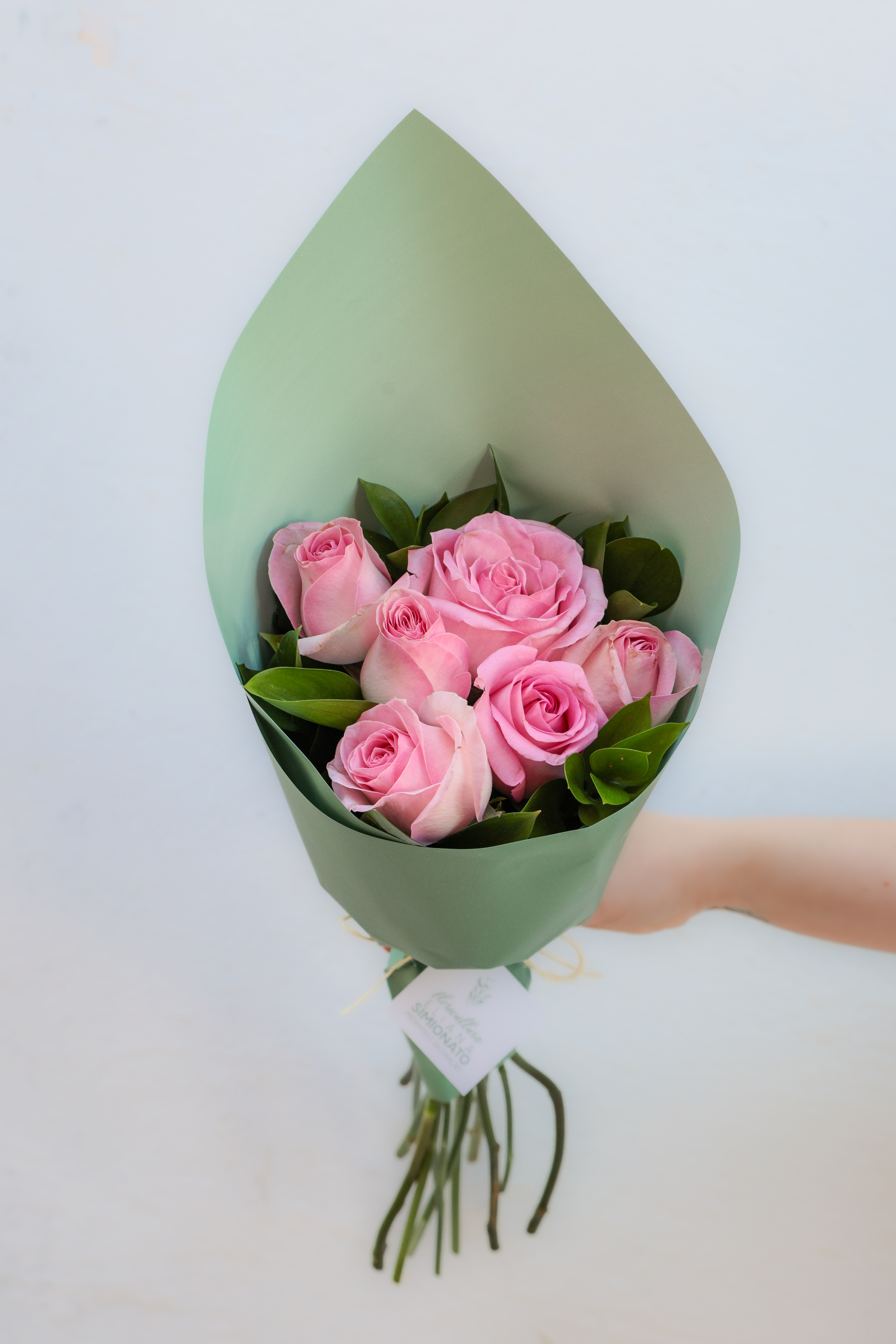 Buqu� com 6 Rosas Rosa Claro � Linha Clean