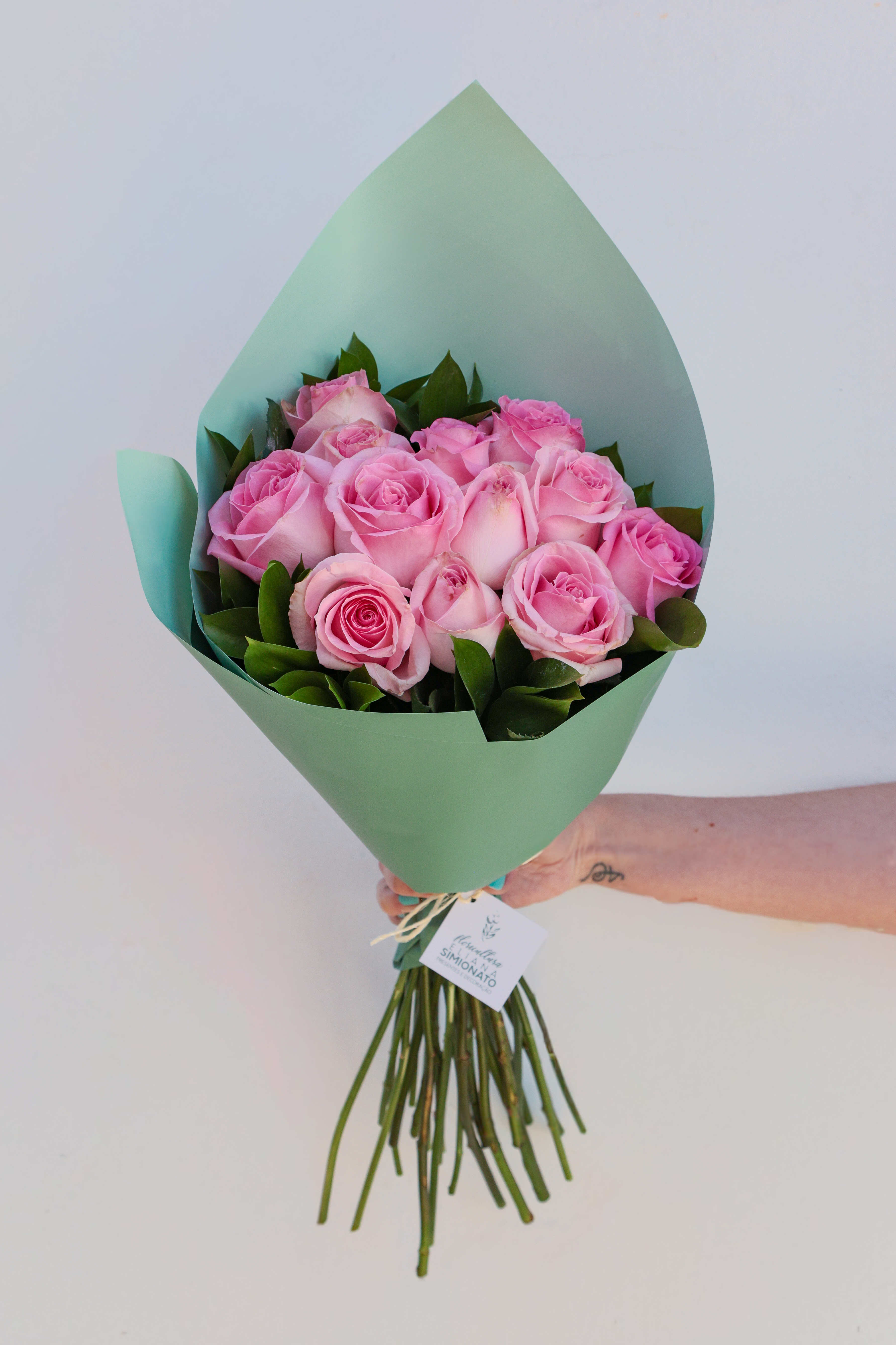 Buqu� com 12 Rosas Rosa Claro � Linha Clean