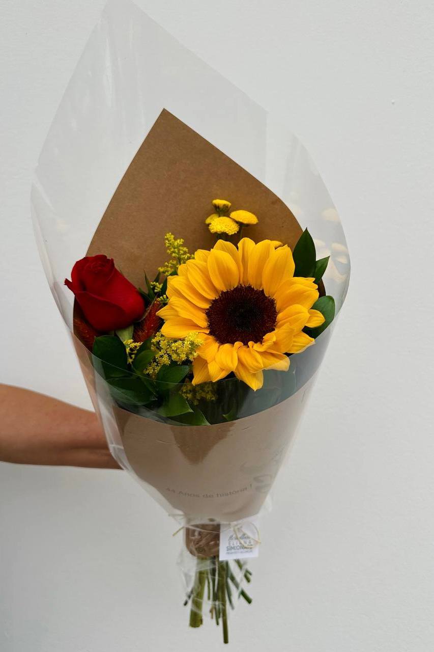 Buqu� com 1 Girassol e 1 Rosa Vermelha