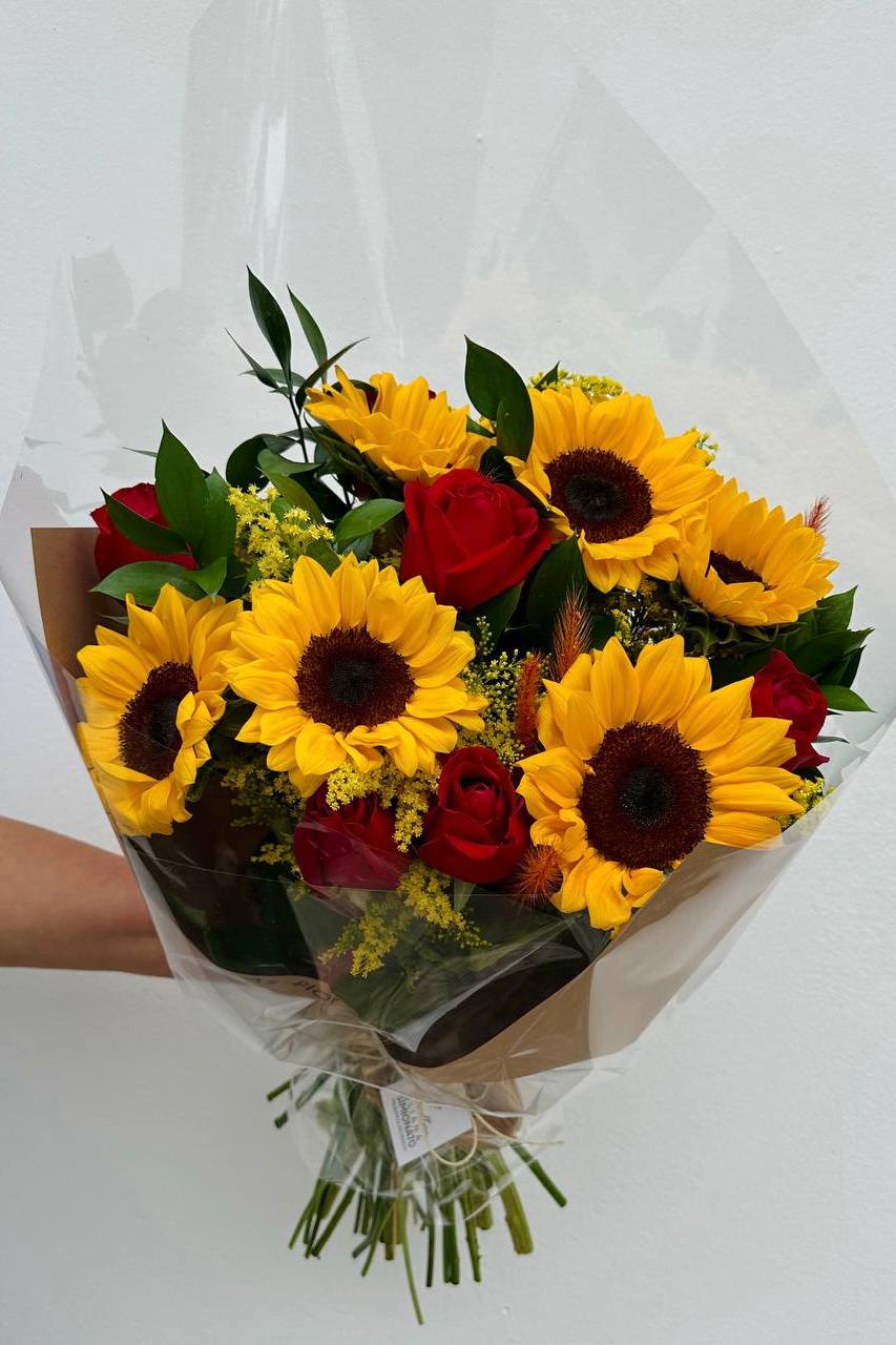 Buqu� com 6 Girass�is e 6 Rosas Vermelhas