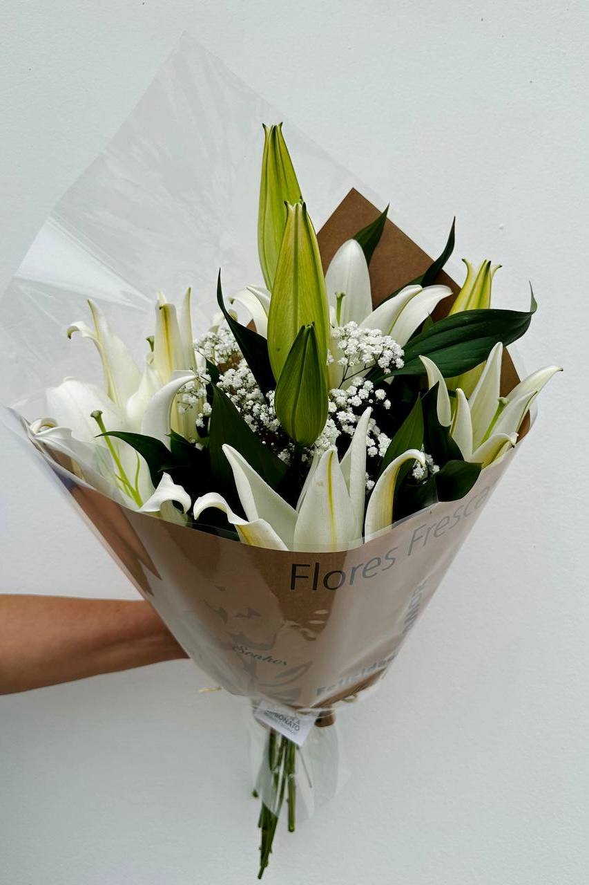 Buqu� com 3 Hastes de L�rio Branco