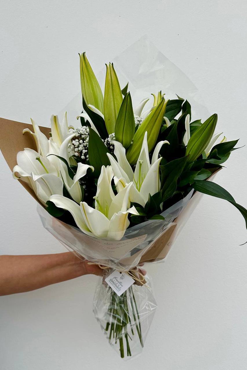 Buqu� com 5 Hastes de L�rio Branco