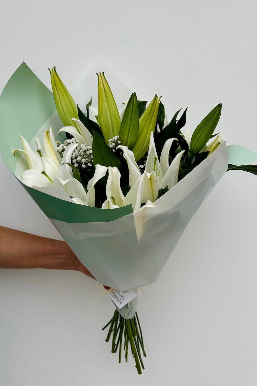 Buqu� com 5 Hastes de L�rio Branco � Linha Elegante